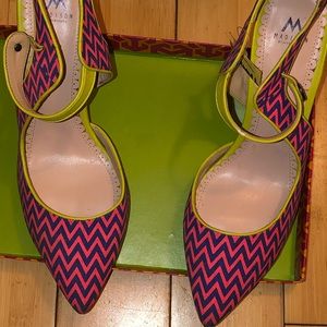 A Pop statement of color pumps !